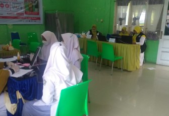 Para pelajar saat mengikuti vaksinasi covid-19 di Puskesmas Singkil.