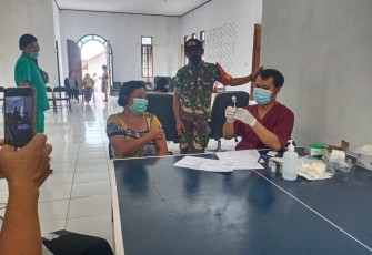 Percepat Herd Immunity, Babinsa Koramil Rungan Dampingi Vaksinasi Door To Door 