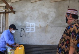 Wawali Antar langsung Bantuan Beras ke Rumah Warga yang Sedang Isoman