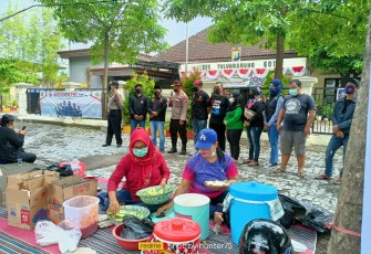 Polsek Tulungagung Kota Kawal Aksi Sosial "Warung Gratis Berkah" Lintas Komunitas Sosial