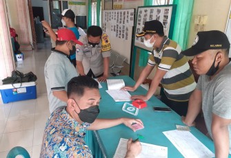 Bhabinkamtibmas Desa Mojo Polsek Gemuh melaksanakan sambang desa serta pemantauan donor darah dari GP Ansor Desa Mojo