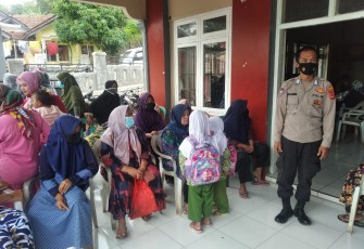 Berikan Rasa Nyaman, Polsek Cingambul Laksanakan Pengamanan Vaksinasi Masal