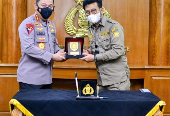 Kapolri memberikan cidera mata kepada Kementan RI di Mabes Polri