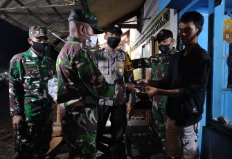 Anggota Koramil 09/Blado Kodim 0736/Batang bagikan masker kepada masyarakat pada Minggu malam
