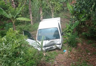 Kondisi mobil ringsek bagian depan pasca tabrak pohon dan masuk jurang. Foto.Doc/klikwarta/AW