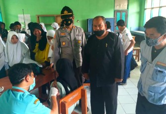Monitoring Vaksinasi di SMPN 1 Singajaya, Kapolsek Didampingi Staf dan Kepsek