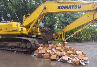 Excavator Lindas Tiga Juta Batang Rokok Bercukai Palsu di Bitung