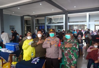 Kapolsek Cisompet - Polres Garut, Adakan Dolrfres Di Gerai Vaksin Presisi Berlokasi SMAN 22, Sekaligus Monitoring