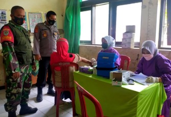 Kapolsek Sumber Jaya - Polres Majalengka, Bersama Koramil MONITORING Giat Vaksinasi.