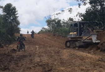 Hari Kedua Satgas TMMD Membuka Badan Jalan