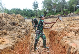 Satgas TMMD Kerjakan Secara Manual Parit Pada Akses Jalan Utama di Desa Kampuri