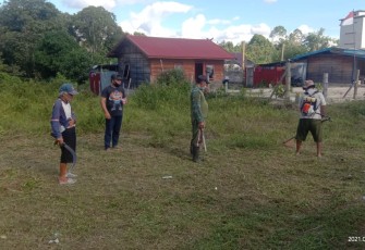 Babinsa Koramil 1016-03/Sepang dibantu sejumlah warga  Kelurahan Kampuri melaksanakan kegiatan gotong goyong dalam rangka pembersihan lahan untuk lokasi pembangunan Pos Babinsa di Kelurahan Kampuri, Kecamatan Mihing Raya. Senin (30/8/2021)