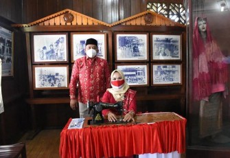 Ketua TP-PKK Menjahit Bendera Merah putih Diiringi Lagu Perjuangan Dari Bupati Seluma