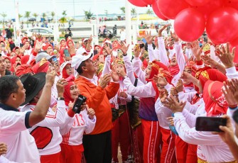 Gubernur Ansar saat Lepas Jalan Santai Peringati Hari Jantung Sedunia