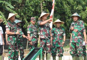 Pangdam Jaya saat meninjau langsung Food estete di wilayah Korem 052/Wkr, Kodim 0510/Tigaraksa tepatnya di teritorial Koramil 03/Legok, Jum'at (02/09/2022)