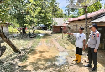 Kapolsek Indra Makmu saat mendata Masyarakat Yang Terdampak