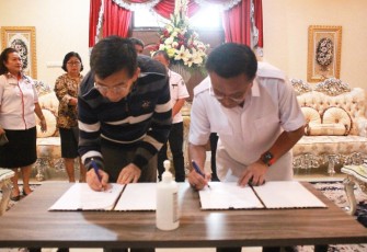 Walikota Bitung bersama Prof Yohanes Surya saat melakukan penandatanganan MoU
