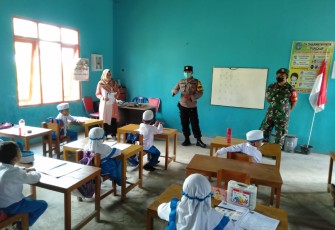 Babinsa saat Berikan Materi Wasbang Siswa-Siswi SD