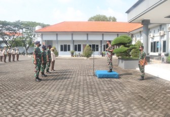Dansatlinlamil 2 saat Pimpin Upacara Kenaikan Pangkat 24 Personel