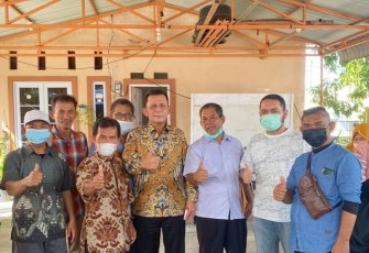 Gubernur Ansar saat meninjau Pelaksanaan Vaksinasi di Masjid Al Kausar Taman Sari Tiban Kota Batam, Sabtu (26/3). 