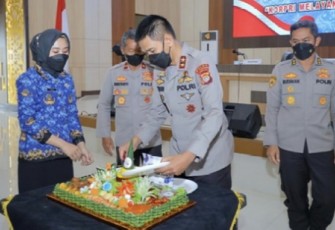 Potong Tumpeng dalam Peringatan HUT KOPRI 2022 Polda Lampung, di Aula GSG Presisi Polda Lampung, Rabu (29/11/2022).