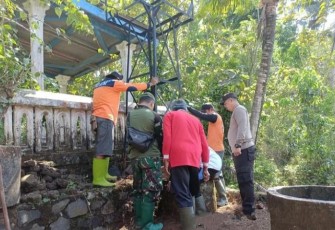 Babinsa Koramil 0801/11 Donorojo saat Lakukan Karya Bakti Pasang Penampungan Air