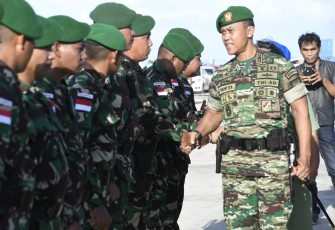 Danrem 143/HO saat Berangkatkan 450 Personel Satgas Pamtas RI-PNG Yonif 725/Woroagi