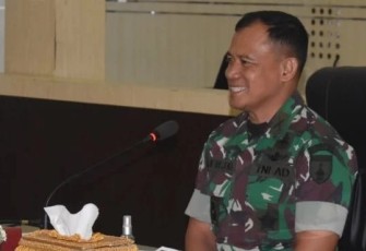 Danrem 081/DSJ Kolonel Inf Deni Rejeki dalam arahannya kepada personel Kowad jajarannya di Aula Jenderal Sudirman Makorem, Jl. Pahlawan No. 50 Kota Madiun, Senin (5/8/2022).