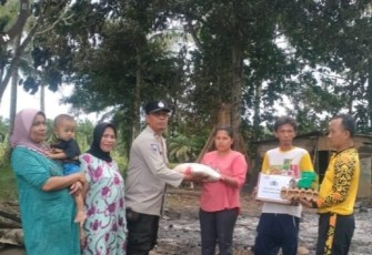 Polisi saat Bantu Warga Korban Kebakaran di Lubuk Pinang