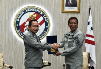 Kepala Bakamla RI Laksdya TNI Dr. Aan Kurnia (kiri) saat menyerahkan cindera mata kepada Laksda Bakamla Drs. I Putu Arya Angga S.