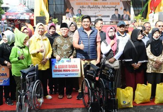 Ketua TP PKK Kepri Hj.Dewi Kumalasari Ansar saat foto bersama anak penyandang Disabilitas