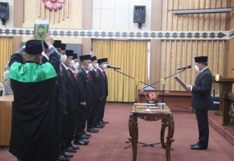 Gubernur Bengkulu Rohidin Mersyah saat melantik sejumlah Pejabat Tinggi Pratama (eselon II) Provinsi Bengkulu, Senin 24 April 2022. 