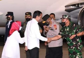 Pangkoarmada III saat Sambut Kedatangan Presiden Republik Indonesia di Bandara Sentani Papua