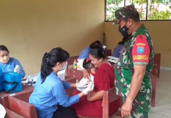 Babinsa Koramil Bukit Batu Dampingi Vaksinasi Pelajar SDN 1 Kanarakan 