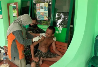 Babinsa Koramil 0805/13 Kedunggalar Kodim Ngawi Koptu Galih saat dampingi ODGJ cek kesehatan