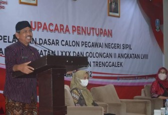 Sekda Trenggalek, Drs. Edy Soepriyanto, saat menutup Pelatihan Dasar (Latsar) CPNS tahun 2022, Jum'at (6/10/2022).