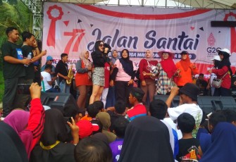 Penyanyi dangdut Lala Atila (berbaju hitam) tampil menghibur peserta Jalan Sehat HUT RI ke-77 yang digelar BumDes Berjo, di kawasan Obyek Wisata Air Terjun Jumog, Ngargoyoso, Kabupaten Karanganyar, Sabtu (27/8/2022).