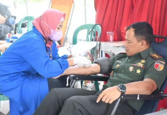 Danrem 081/DSJ Kolonel Inf Deni Rejeki saat donor darah, Rabu (14/12)