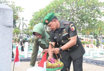 Danrem 081/DSJ Kolonel Inf Deni Rejeki saat ziarah dan tabur bunga 