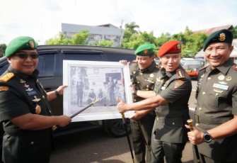 Danrem 064/MY Brigjen TNI Tatang Subarna menerima surprise 