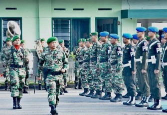 Danrem 081/DSJ Kolonel Inf Deni Rejeki saat inspeksi pasukan dalam upacara peringatan Hari Juang TNI AD 