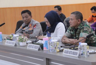 Dandim 0803/Madiun Letkol Inf Meina Helmi saat mengikuti rakor Nataru