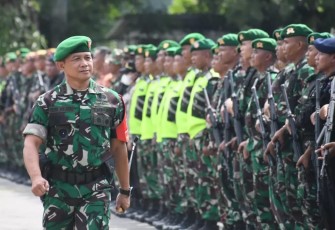 Danrem 081/DSJ Kolonel Inf Deni Rejeki saat inspeksi pasukan apel gabungan jelang kunker RI di Nganjuk