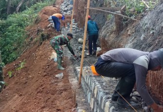 Gotong royong bangun turap di desa binaan