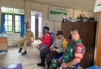 Babinsa Koramil Pahandut Monitoring Pemilihan Ketua RT dan RW Kelurahan Tumbang Rungan