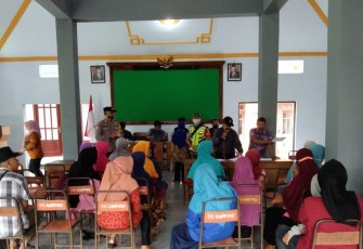 Babinsa Posramil 0806/Suruh Bersama Bhabinkamtibmas saat Bersinergi Kawal Penyaluran BLT-BBM