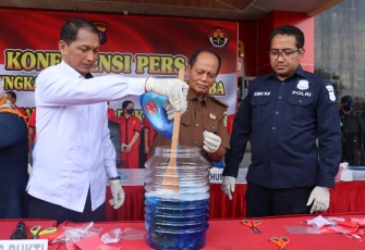 Kapolda Kalteng Irjen Pol. Drs. Nanang Avianto, M.Si. melalui Dirresnarkoba Kombes Pol. Nono Wardoyo, S.I.K., M.H. saat memimpin pemusnahan barang bukti narkoba di Lobi Mapolda setempat, Senin (12/12/2022) pukul 09.00 WIB.