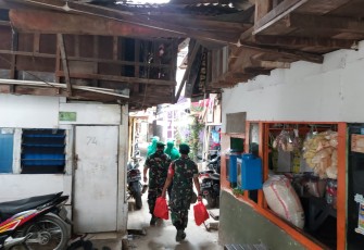 Persit KCK Ranting 06/Kramatjati saat Giat Baksos Bagikan Sembako Kepada Kaum Dhuafa