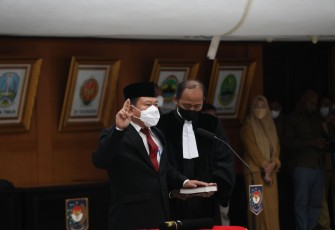 Pj Gubernur Papua Pegunungan Nikolaus Kondomo saat resmi melantik Direktur Fasilitasi Dana Perimbangan dan Pinjaman Daerah Ditjen Bina Keuda Sumule Tumbo sebagai Pj Sekda Papua Pegunungan.