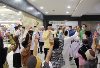Gubernur Bengkulu Rohidin Mersyah saat menyerahkan voucher belanja kepada anak - anak yatim dalam rangka Pembagian Baju Lebaran Untuk Anak Yatim 2 yang digagas Relawan Yatim (RYA) Bengkulu, Jumat (29/4/2022) bertempat di Matahari Depstore Bencoolen Mall.